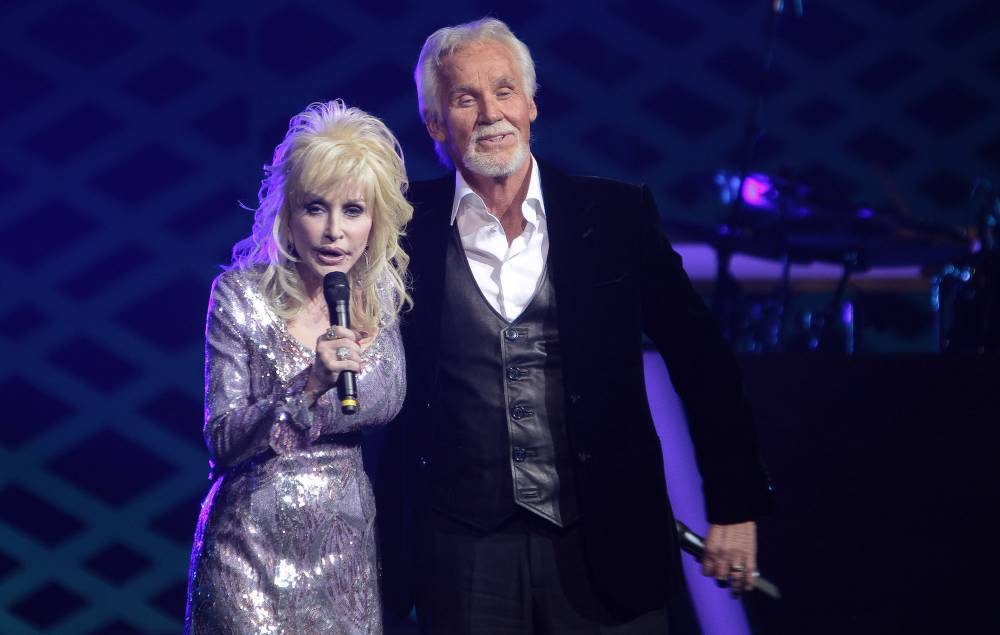 Kenny Rogers - Dolly Parton - Watch Dolly Parton give emotional tribute to Kenny Rogers: “I loved Kenny with all my heart” - nme.com