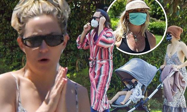 Kate Hudson - Goldie Hawn - Kate Hudson takes a reprieve from home quarantine for a family walk with mother Goldie Hawn - dailymail.co.uk - county Pacific - Los Angeles - city Los Angeles