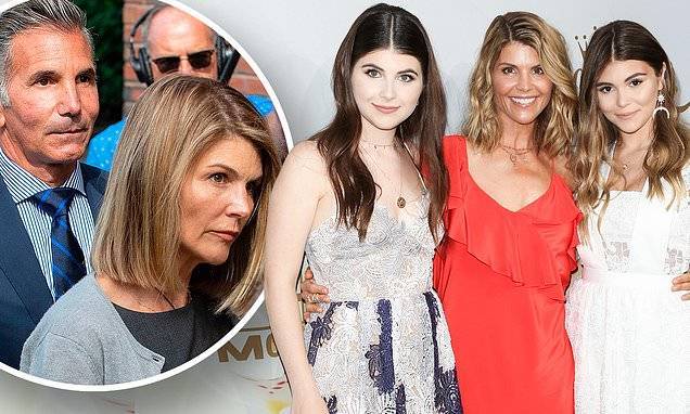 Lori Loughlin - Olivia Jade - Mossimo Giannulli - Lori Loughlin is 'in constant contact' with daughters despite quarantining separately - dailymail.co.uk