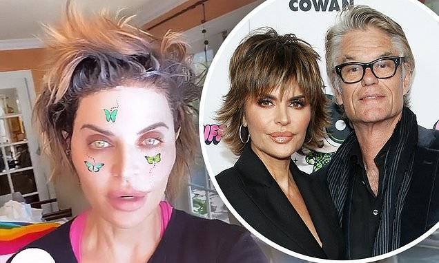 Lisa Rinna - Lisa Rinna shows off her dye job as she FINALLY touches up her quarantine roots - dailymail.co.uk