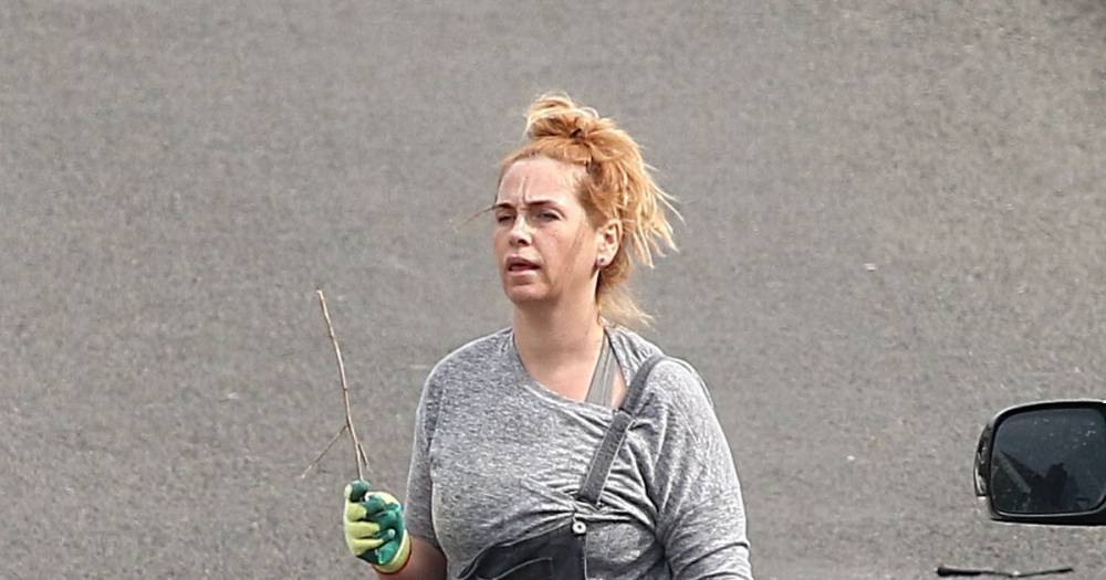 Josie Gibson - Josie Gibson sports tangled dungarees and holds up a twig as she chats to pal amid lockdown - mirror.co.uk
