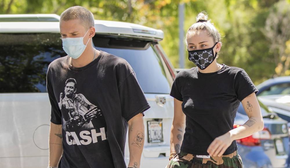 Health - Miley Cyrus & Cody Simpson Wear Their Masks on a Morning Coffee Date - justjared.com - city Cody, county Simpson - county Simpson