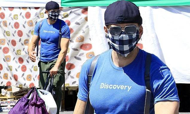 Joel Machale - Joel McHale shows off buff biceps in tight T-shirt while shopping at farmers market in Los Angeles - dailymail.co.uk - Los Angeles - city Los Angeles - city Studio