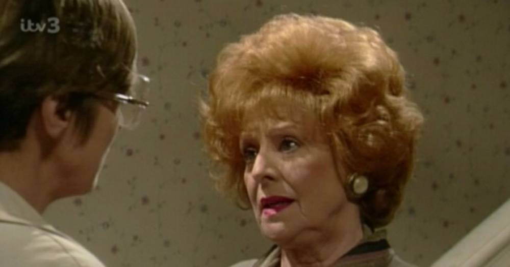 Ken Barlow - Barbara Knox - Coronation Street: How the Cobbles characters looked in the 90s from Ken Barlow to Liz McDonald - mirror.co.uk - Britain