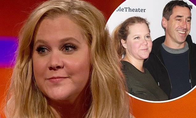 Amy Schumer - Chris Fischer - Howard Stern - Amy Schumer says her IVF plans are on hold due to coronavirus - dailymail.co.uk