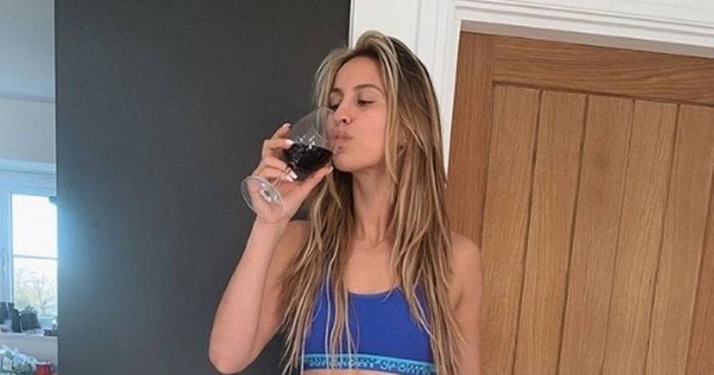 Ferne Maccann - Ferne McCann hits the booze after smashing 5K run as she shows off toned abs - mirror.co.uk