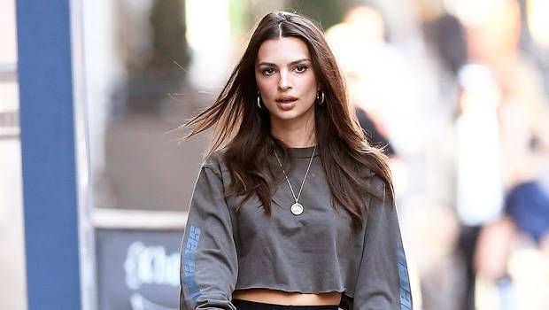Emily Ratajkowski - John F.Kennedy - Emily Ratajkowski Breaks NYC’s ‘Refrain From Travel’ Suggestion Catches A Flight At JFK – Pic - hollywoodlife.com - New York - state New Jersey - state Connecticut