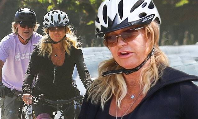 Goldie Hawn - Goldie Hawn looks fit and fabulous as she and Kurt Russell enjoy Sunday bicycle ride together in LA - dailymail.co.uk - state California