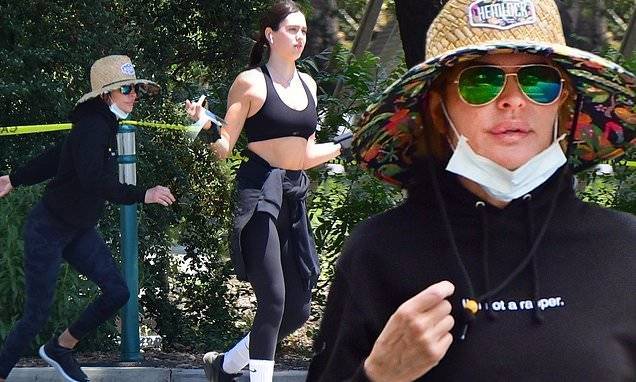 Lisa Rinna - Lisa Rinna and her daughter Amelia Hamlin cover up in sweats for a Mother's Day hike in Los Angeles - dailymail.co.uk - Los Angeles - city Los Angeles