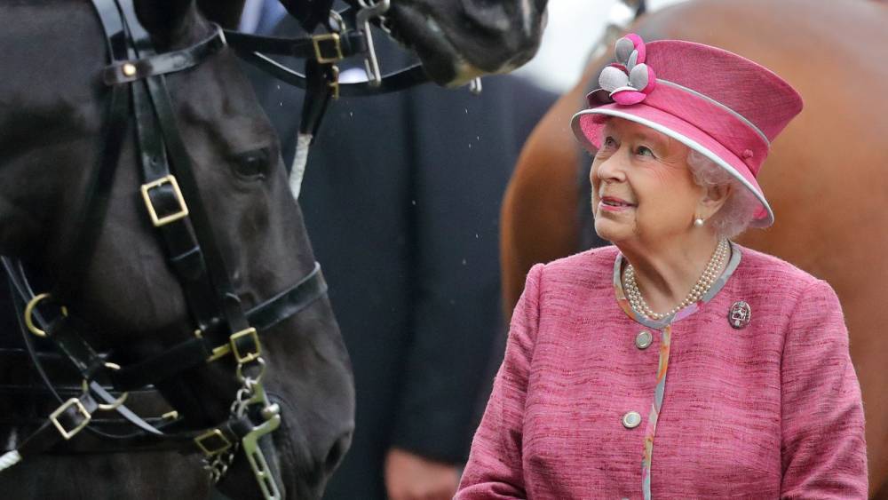 queen Elizabeth Ii II (Ii) - Here's How Queen Elizabeth II Is Reportedly Spending Quarantine - glamour.com