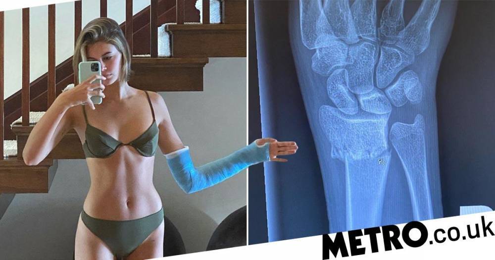 Kaia Gerber - Cindy Crawford - Kaia Gerber reveals broken arm in lockdown: ‘Had a little accident but I’m okay!’ - metro.co.uk