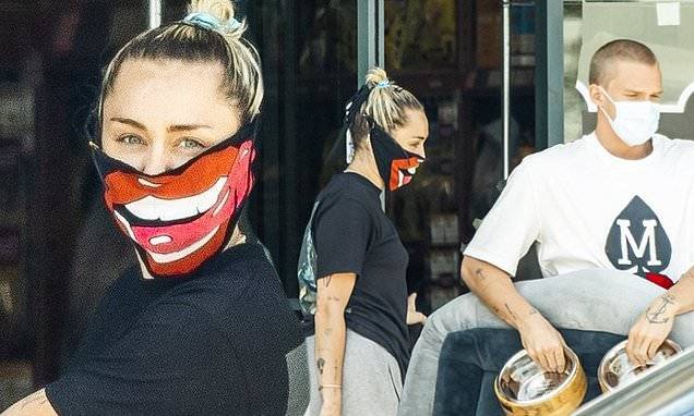 Miley Cyrus - Miley Cyrus and Cody Simpson pamper their pooch on masked run to the pet store amid ongoing lockdown - dailymail.co.uk - state California - city Los Angeles - Los Angeles, state California - city Cody, county Simpson - county Simpson