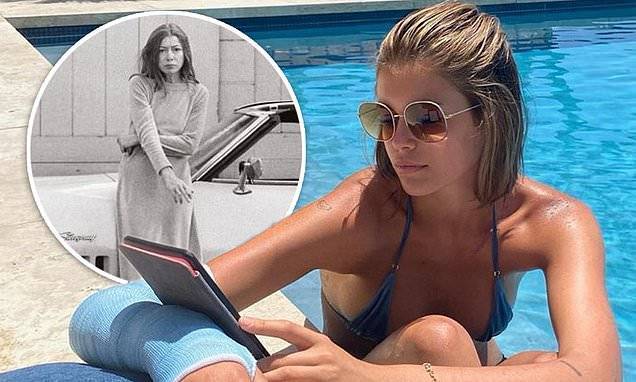 Kaia Gerber - Cindy Crawford - Emily Ratajkowski - Kaia Gerber wears cast on dislocated wrist as she reads Joan Didion by the pool - dailymail.co.uk