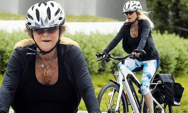 Goldie Hawn - Goldie Hawn, 74, enjoys a bike ride around LA as she continues to keep up with her fitness regime - dailymail.co.uk - Los Angeles