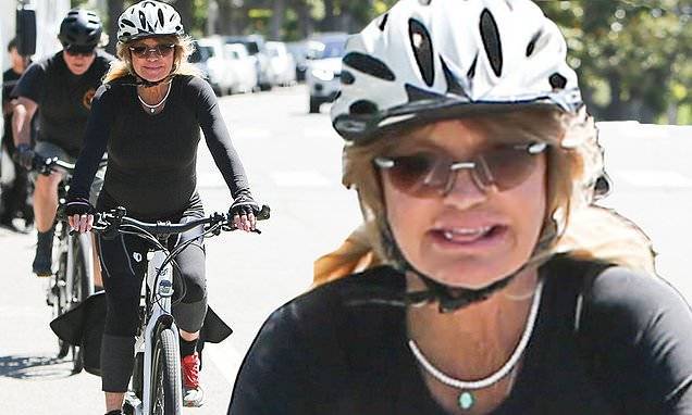 Goldie Hawn - Goldie Hawn is a bundle of smiles on bike ride with Kurt Russell after launching Laughing Challenge - dailymail.co.uk - Los Angeles - city Los Angeles