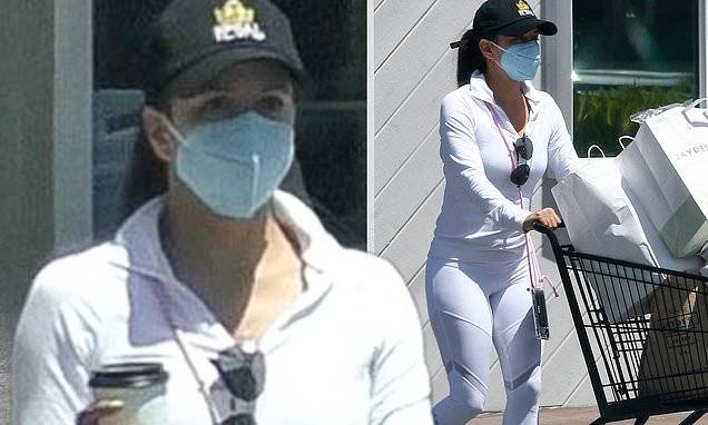Eva Longoria - Eva Longoria slips into sleek white workout gear and mask as she stocks up on groceries - dailymail.co.uk - Los Angeles - city Los Angeles - city Santiago