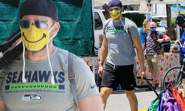 Joel Machale - Joel McHale is unrecognizable in smiley face mask and sunglasses at Farmer's Market in LA - dailymail.co.uk - Los Angeles - state California - city Los Angeles - city Studio
