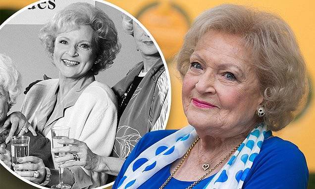 Betty White - Betty White, 98, will still indulge in a 'vodka martini' with 'hot dogs and french fries' - dailymail.co.uk - France