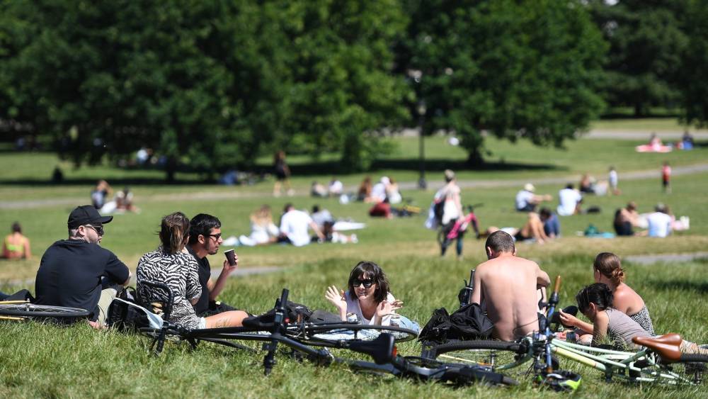 Jeremy Farrar - John Edmunds - Scientists say it's too early to ease UK lockdown amid fears over warm weekend - rte.ie - Britain