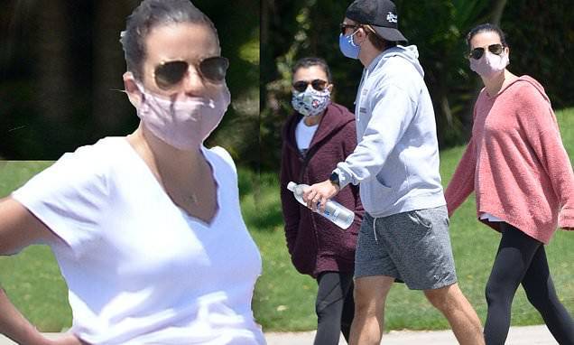 Lea Michele - Zandy Reich - Lea Michele shows off her growing baby bump during a walk with her mother and husband - dailymail.co.uk - Los Angeles - city Los Angeles