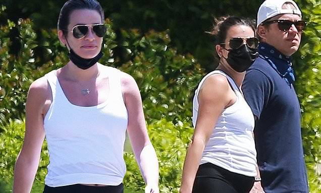 Lea Michele - Pregnant Lea Michele shows off her bump in tight-fitting athletic wear - dailymail.co.uk - Los Angeles
