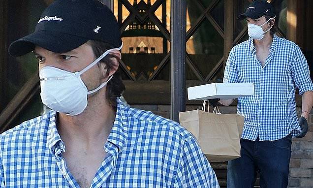 Ashton Kutcher - Mila Kunis - Ashton Kutcher dons a face mask and gloves to pick up a to-go order for wife Mila Kunis and kids - dailymail.co.uk - Los Angeles - city Studio