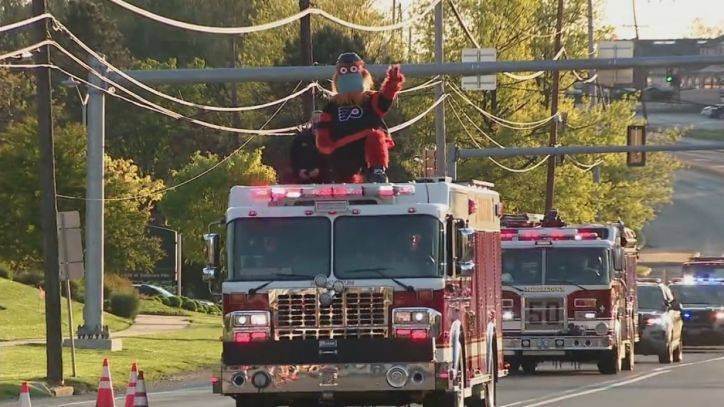 Gritty parades down Delaware County streets to lift spirits amid COVID-19 pandemic - fox29.com - state Pennsylvania - state Delaware - city Middletown