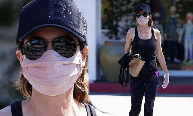 Lisa Rinna - Lisa Rinna dresses down in tank top and leggings and adds mask and disposable gloves on outing in LA - dailymail.co.uk
