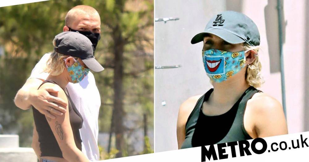 Miley Cyrus - Miley Cyrus and boyfriend Cody Simpson look close on shopping trip after singer shares important message about unity - metro.co.uk - Los Angeles - city Cody, county Simpson - county Simpson