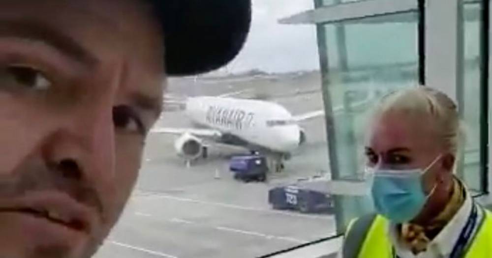 Ryanair passenger blocked from boarding flight to London for 'not wearing face mask' - dailystar.co.uk - Ireland - city Dublin, Ireland - London