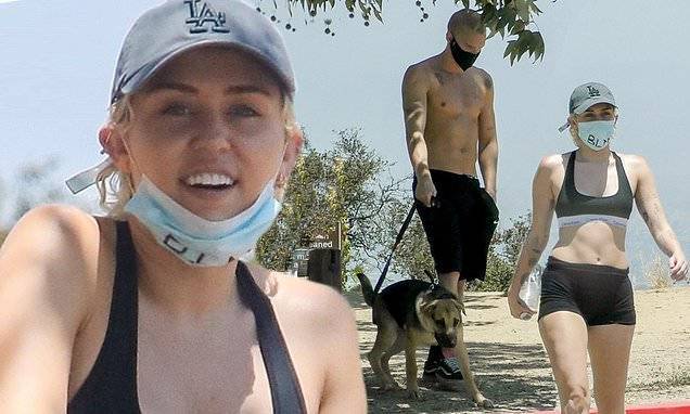 Calvin Klein - Miley Cyrus shows off her toned abs on a hike with her boyfriend Cody Simpson - dailymail.co.uk - Los Angeles - city Los Angeles - city Cody, county Simpson - county Simpson