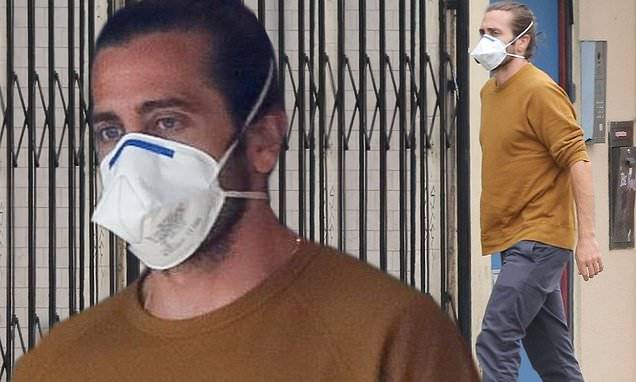 Michael Jackson - Jake Gyllenhaal - Health - Jake Gyllenhaal wears a mask while grabbing dinner to-go with his model girlfriend Jeanne Cadieu - dailymail.co.uk - Los Angeles - county Hill - city Hollywood, county Hill