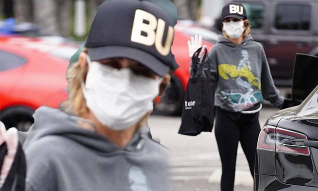 Lisa Rinna - Lisa Rinna steps out with a mask and gloves as she protects herself from the COVID-19 outbreak - dailymail.co.uk - city Beverly Hills
