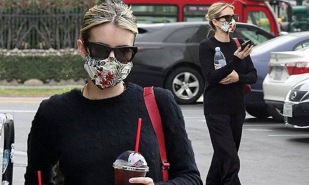 Emma Roberts - Emma Roberts picks up a double dose of caffeine as she covers up in floral mask for errands run - dailymail.co.uk - Usa - Los Angeles - city Los Angeles - county Story