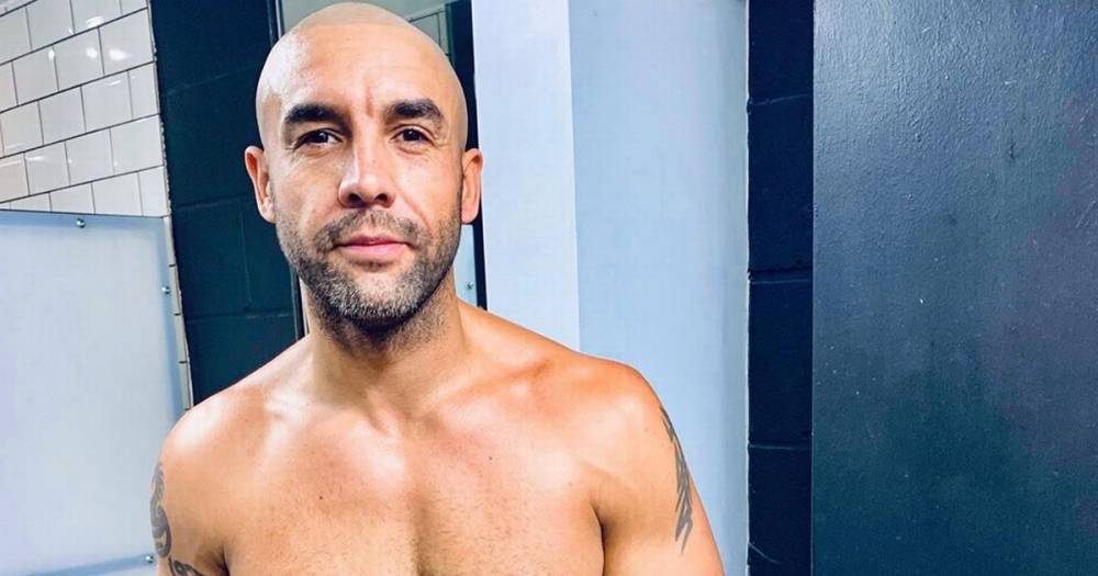 Alex Beresford - GMB star Alex Beresford shows off his incredible muscles in shirtless snaps after split from wife - mirror.co.uk - Britain