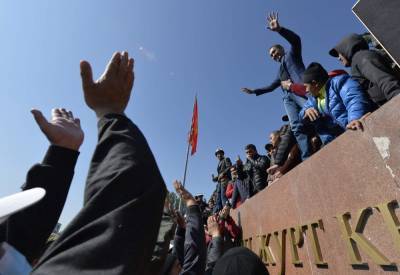 Sooronbai Jeenbekov - Kyrgyzstan leader holds talks to try to end political crisis - clickorlando.com - city Moscow - Kyrgyzstan