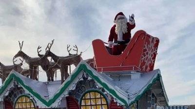 London Ont - Santa Claus lands at London International Airport for thousands of parade-goers - globalnews.ca - city Santa Claus