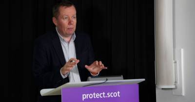 Jason Leitch - Scots should wear face coverings at Christmas dinner says Jason Leitch - dailyrecord.co.uk - Scotland