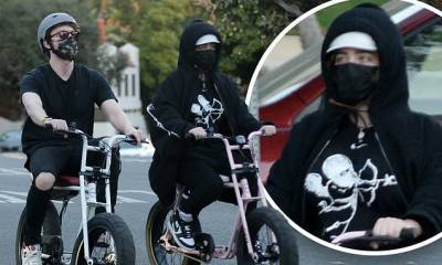Billie Eilish - Billie Eilish and brother Finneas spend some quality time together as they go out for a bike ride - dailymail.co.uk - Los Angeles - city Los Angeles