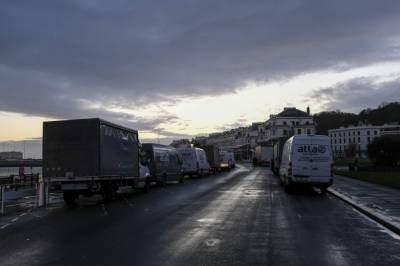 Christmas Eve - No Christmas Eve joy for truckers stuck in UK virus gridlock - clickorlando.com - Britain - France - city Dover