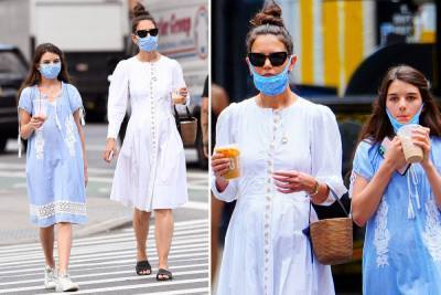 Katie Holmes - Tom Cruise - Katie Holmes treats her lookalike daughter Suri Cruise to a smoothie while out for a walk in New York - thesun.co.uk - New York - city New York - county Holmes