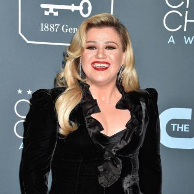 Josh Gad - Kelly Clarkson - Kelly Clarkson freaks out as Josh Gad surprises her with Zoom appearance from crush Sean Astin - peoplemagazine.co.za