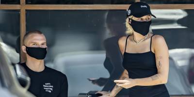 Miley Cyrus & Boyfriend Cody Simpson Wear Matching Black Masks To Pick Up Coffee To Go - justjared.com - Los Angeles - city Cody, county Simpson - county Simpson