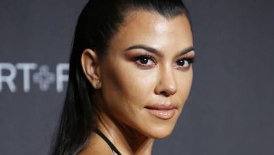 Kourtney Kardashian - Kourtney Kardashian Puckers Her Lips Like Kylie Jenner In Gorgeous New Selfie On Family ‘Adventure’ - hollywoodlife.com