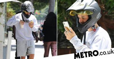 Justin Bieber - Hailey Bieber - Hailey Baldwin - Justin Bieber engages in FaceTime call while out and about in Beverly Hills - metro.co.uk - Italy - city Beverly Hills