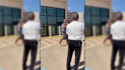 Man hires live mariachi band, serenades wife sick with COVID-19 outside hospital - fox29.com - state Texas - city Santos