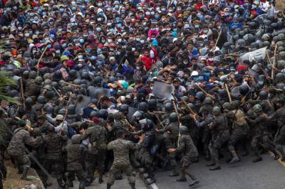Guatemala forces stall migrant caravan with tear gas, batons - clickorlando.com - Guatemala - Honduras