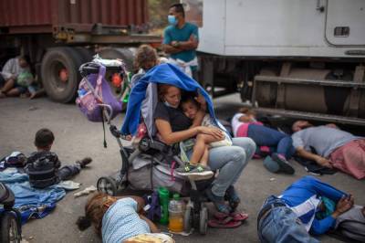 Weary migrants wait at Guatemala roadblock as caravan stalls - clickorlando.com - Guatemala - city Guatemala - Honduras