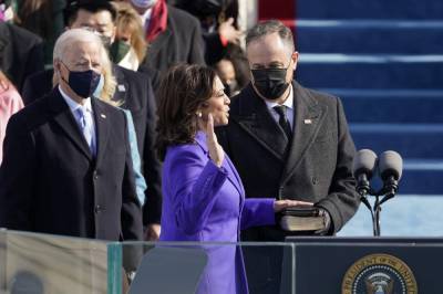 Joe Biden - Hillary Clinton - Jennifer Lopez - Michelle Obama - Kamala Harris - Laura Bush - Inauguration fashion: Purple, pearls, American designers - clickorlando.com - New York - Usa - state California