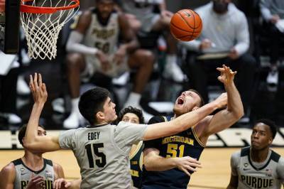 No. 7 Michigan uses strong defense to rout Purdue 70-53 - clickorlando.com - state Indiana - state Michigan - county Lafayette